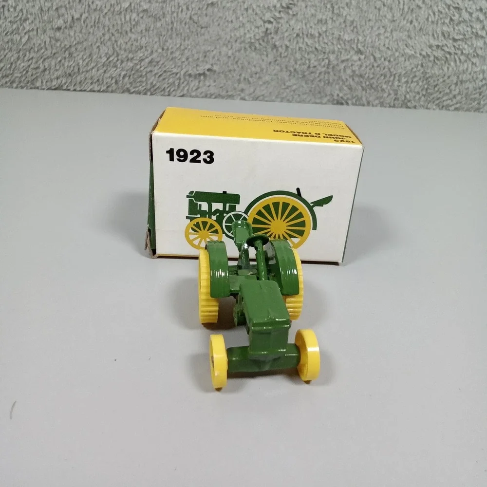 John Deere 1923 Model D Tractor Ertl Die-cast Miniature No. 563 with Box Green